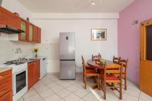 Kuchyňa alebo kuchynka v ubytovaní Seaside Holiday Home Jelica