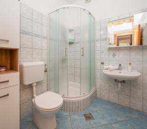 Kúpeľňa v ubytovaní Seaside Holiday Home Jelica