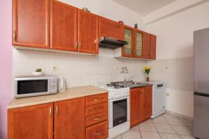 Kuchyňa alebo kuchynka v ubytovaní Seaside Holiday Home Jelica