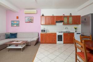 Kuchyňa alebo kuchynka v ubytovaní Seaside Holiday Home Jelica