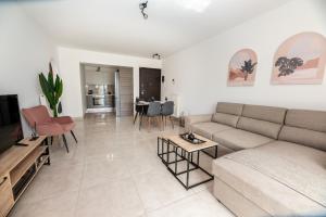 sala de estar con sofá y mesa en Drapetsona Modern Living (DRAP_C2), en Pireo