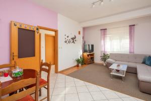 Televízia a/alebo spoločenská miestnosť v ubytovaní Seaside Holiday Home Jelica