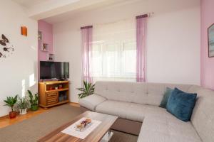 Televízia a/alebo spoločenská miestnosť v ubytovaní Seaside Holiday Home Jelica