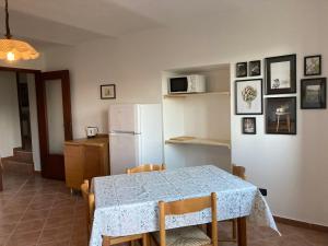 cocina con mesa y nevera blanca en Casa nella natura a Bobbio en Bobbio
