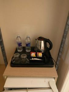 Regency Hotel Alexandria的咖啡和沏茶工具
