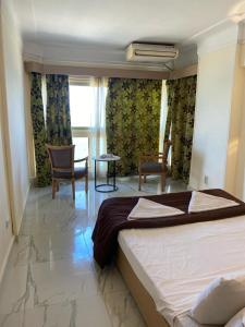 Regency Hotel Alexandria客房内的一张或多张床位