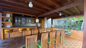 Sohvabaar või baar majutusasutuses Villa Baba Sunset Beach Inn Lovina by Premier Hospitality Asia