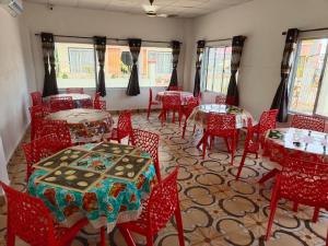 ห้องอาหารหรือที่รับประทานอาหารของ Balukona Beach Resort