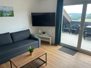 TV a/nebo společenská místnost v ubytování Traumhaus am Wald 2