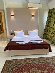 Regency Hotel Alexandria客房内的一张或多张床位