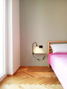 una camera con letto e lampada a muro di Casa verde in De Rosa ad Acquaviva delle Fonti