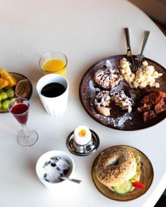 una mesa blanca con un plato de comida y una bebida en Stenungsbaden Yacht Club en Stenungsund