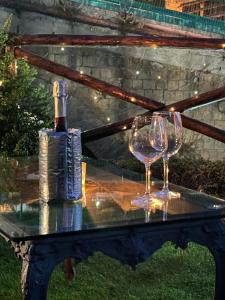 een fles wijn en twee wijnglazen op een tafel bij LA Giulia in Capri