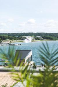 Stenungsbaden Yacht Club في ستينانغسوند: اطلاله على تجمع كبير للمياه مع مبنى