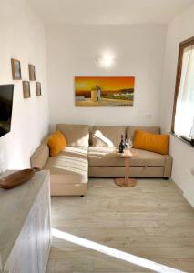 sala de estar con sofá y mesa en Sogno sul lago, en Capodimonte