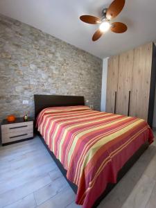 1 dormitorio con cama y pared de ladrillo en Sogno sul lago, en Capodimonte