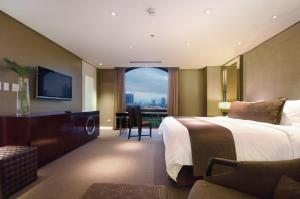 馬尼拉的住宿－灣葉市中市，酒店客房设有一张床和一个大窗户
