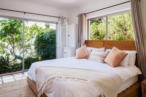 sypialnia z dużym łóżkiem i dużym oknem w obiekcie Mountain View Villa w Kapsztadzie