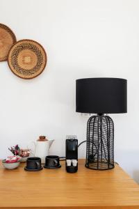 czarna lampa siedząca na drewnianym stole w obiekcie Mountain View Villa w Kapsztadzie
