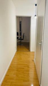 um corredor vazio com uma secretária e uma cadeira num quarto em Appartement t2 au chartrons em Bordéus