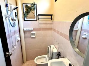 ein Badezimmer mit einem WC, einem Waschbecken und einem Spiegel in der Unterkunft HCK 13min Near Sutera mall/Bukit Indah/Legoland in Johor Bahru