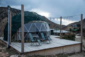 Nespecifikovaný výhled na hory nebo výhled na hory při pohledu z luxury tent