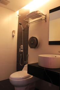y baño con aseo, lavabo y ducha. en Time Hotel, en Kuala Lumpur