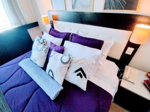 サンパウロにあるHotel M-RCURE Av Paulista - The Royal king Duplex Studio - Deluxe Business Edition - Executive Class - By LuXXoRの枕が置かれたベッドのある寝室