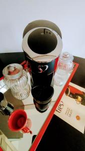 サンパウロにあるHotel M-RCURE Av Paulista - The Royal king Duplex Studio - Deluxe Business Edition - Executive Class - By LuXXoRのテーブルの上に置かれたコーヒーメーカー +74枚の写真