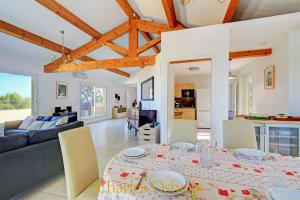 - une salle à manger et un salon avec une table et un canapé dans l'établissement Stoneview Villa, à Sète