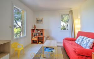 - un salon avec un canapé rouge et une table basse dans l'établissement Stoneview Villa, à Sète