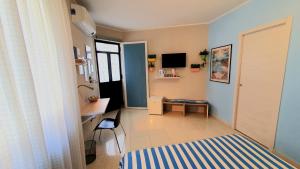Camera piccola con letto, scrivania e scrivania. di Scilla Guest House a Scilla
