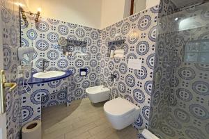 La salle de bains est pourvue de toilettes et d'un lavabo. dans l'établissement Dependance La Caletta, à Panarea