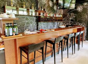 サンパウロにあるHotel M-RCURE Av Paulista - The Royal king Duplex Studio - Deluxe Business Edition - Executive Class - By LuXXoRのレストラン内にスツールが並んだバー