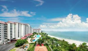 desde el balcón de un complejo con vistas a la playa en Glory Beach Resort 7+2 PAX Seaview Suite, en Port Dickson