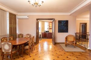 ein Esszimmer mit einem Tisch und Stühlen in der Unterkunft Suite Penthouse 55 in Tbilisi City