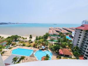 Glory Beach Resort 7+2 PAX Seaview Suite في بورت ديكسون: اطلالة جوية على المنتجع والشاطئ