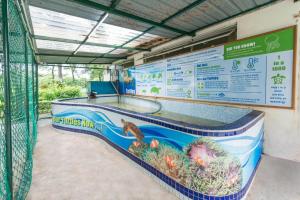 un gran acuario con una pecera en una jaula en Glory Beach Resort 7+2 PAX Seaview Suite, en Port Dickson