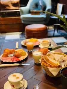 un tavolo con piatti di cibo e tazze di caffè di Hotel Old Quarter ad Amsterdam