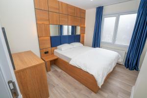 イスタンブールにあるGuest suiteの小さなベッドルーム(ベッド1台、窓付)