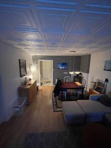 sala de estar con techo azul en Narvik sentrum en Narvik