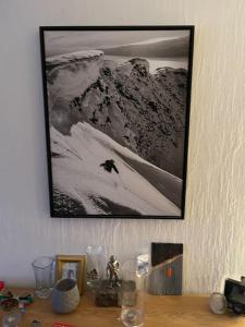 una foto colgada en una pared sobre una mesa de madera en Narvik sentrum en Narvik