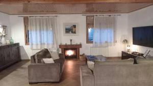 ein Wohnzimmer mit 2 Sofas und einem Kamin in der Unterkunft Breathtaking views and 2 swimming pools in Lavern
