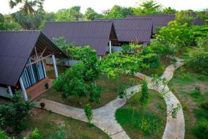 - une vue aérienne sur une maison avec un jardin dans l'établissement Passi Nature Villas Pasikuda, à Kalkudah