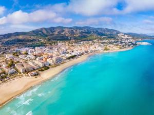 an aerial view of a beach with buildings and the ocean at Apartamentos Gardenias 3000 in Alcossebre