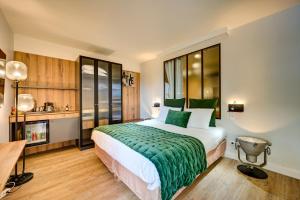 een hotelkamer met een bed en een open haard bij Hotel Bastide & SPA - Villa de Lourmarin in Lourmarin