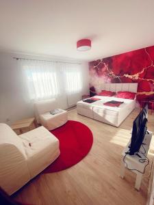 - un salon avec 2 lits et un tapis rouge dans l'établissement Apartmán U VINAŘSTVÍ v RD novostavba v Suchohrdly u Znojma, à Suchohrdly