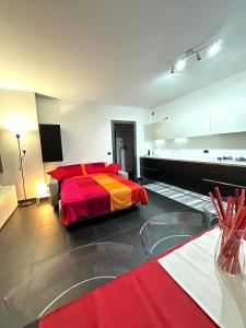 1 dormitorio con 1 cama con una manta colorida en Appartamento a Rivoli, en Rivoli