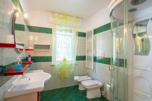 y baño con lavabo, aseo y ducha. en Villa Soave, en Citta' Sant'Angelo