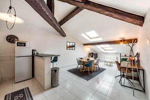 里昂的住宿－Apartment for 4 people with view of Fourvière AIL，厨房以及带桌椅的起居室。